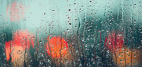 Vidrio empañado por mal clima, lloviendo afuera del auto