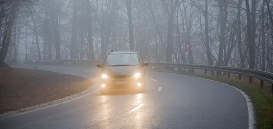 Qué luces debo utilizar con lluvia o niebla? - Fundación MAPFRE