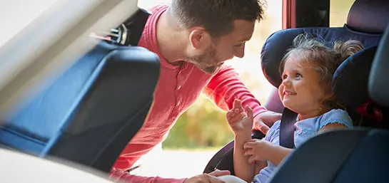 ¿Cómo viajar con un niño en un vehículo?